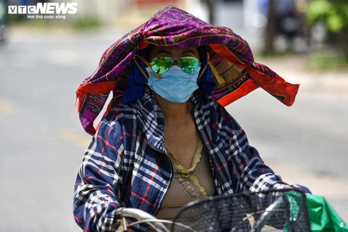 nguoi lao dong nhoc nhan muu sinh giua chao lua hon 40 do c o ha noi hinh anh 11
