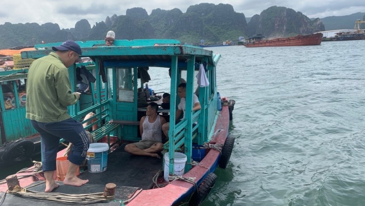 bắt tạm giam 4 đối tượng thu tiền an ninh trật tự tàu hàng trên biển hình ảnh 1 bat tam giam 4 doi tuong thu tien an ninh trat tu tau hang tren bien hinh anh 1