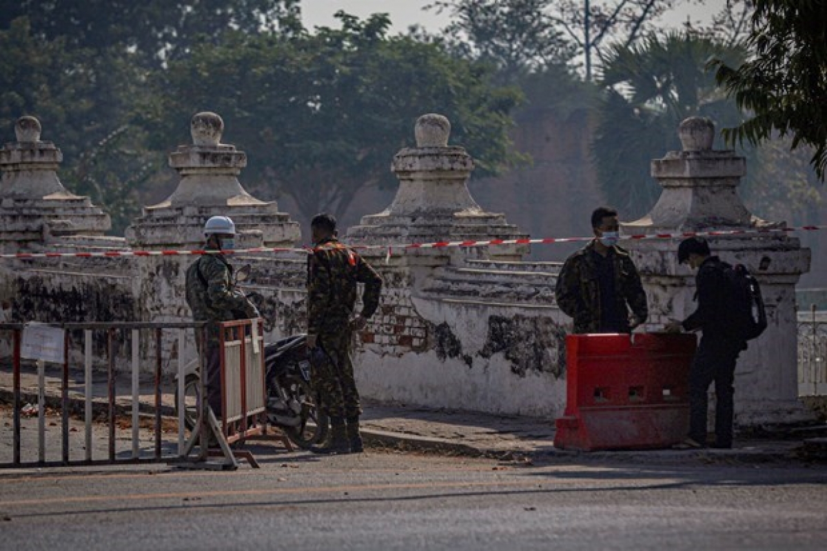 Binh sỹ gác tại một điểm kiểm soát ở Mandalay, Myanmar. Ảnh: AFP