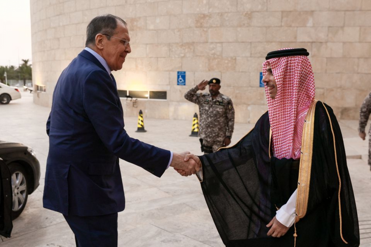 Ngoại trưởng Nga Sergei Lavrov gặp Ngoại trưởng Saudi Arabia Faisal bin Farhan Al Saud ở Riyadh, ngày 31/5. Ảnh: Reuters