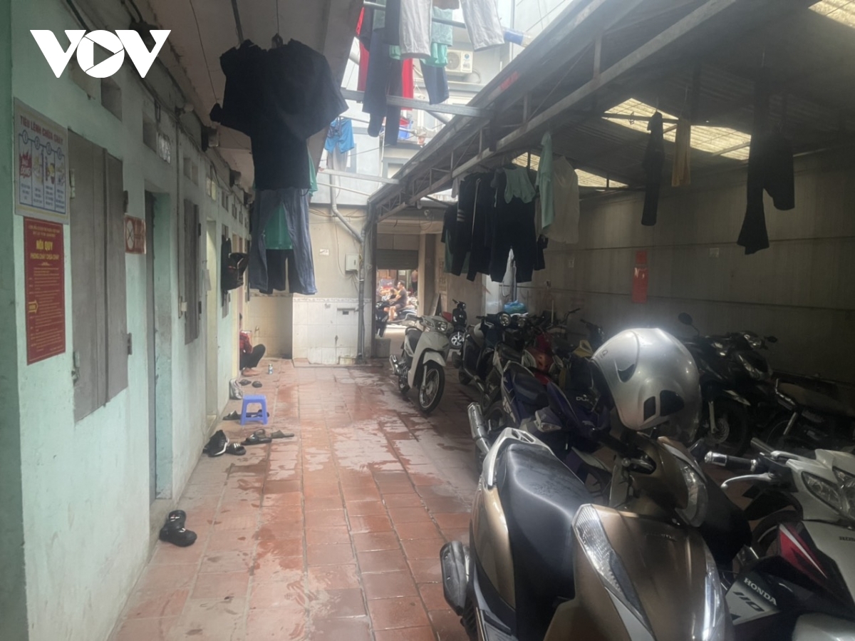 Với mức lương hạn hẹp, nhiều công nhân làm việc ở khu công nghiệp phải thuê và sống ở các phòng trọ nhỏ, hẹp, thiếu thốn. (Ảnh: Chung Thủy)