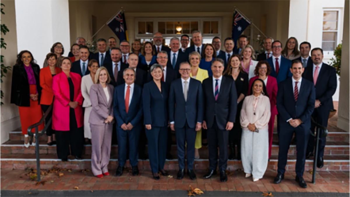 Thủ tướng Australia Anthony Albanese (giữa) chụp ảnh cùng các Bộ trưởng trong chính phủ của mình. Nguồn: James Brickwood