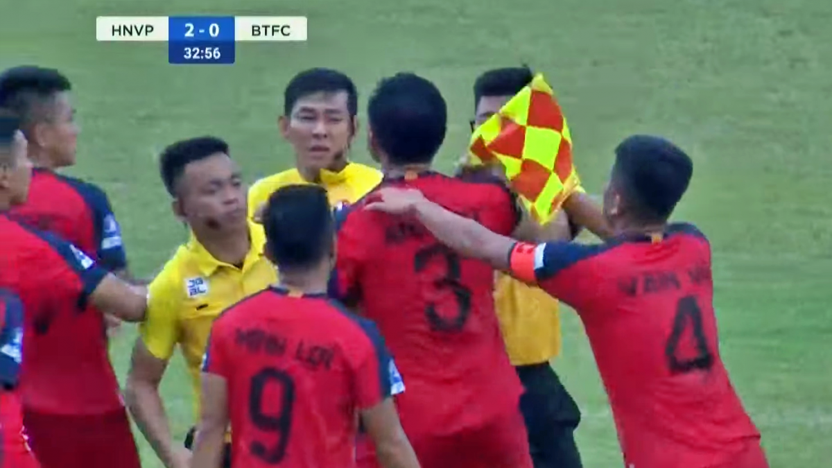cau thu binh thuan hung ho danh trong tai khi bi rut the do hinh anh 3
