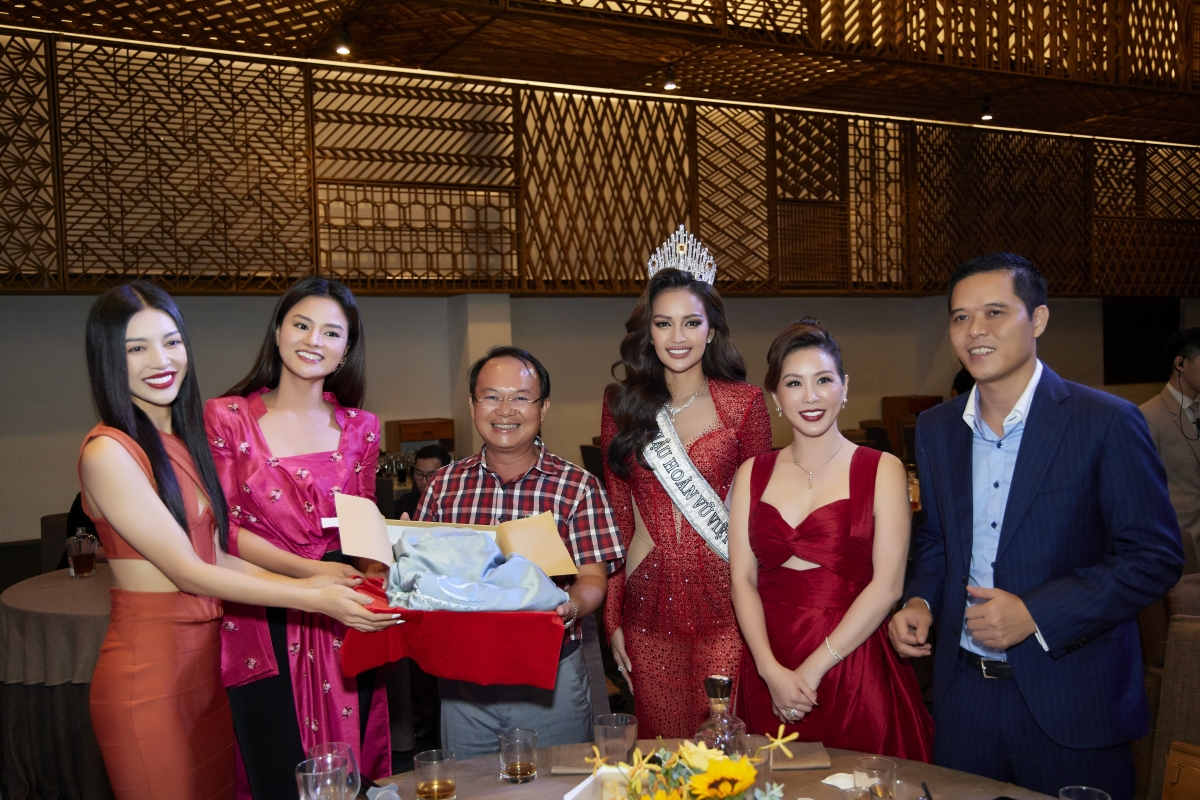 top 3 hoa hau hoan vu viet nam dau gia tu thien, quyen gop duoc hon 2 ty dong hinh anh 2