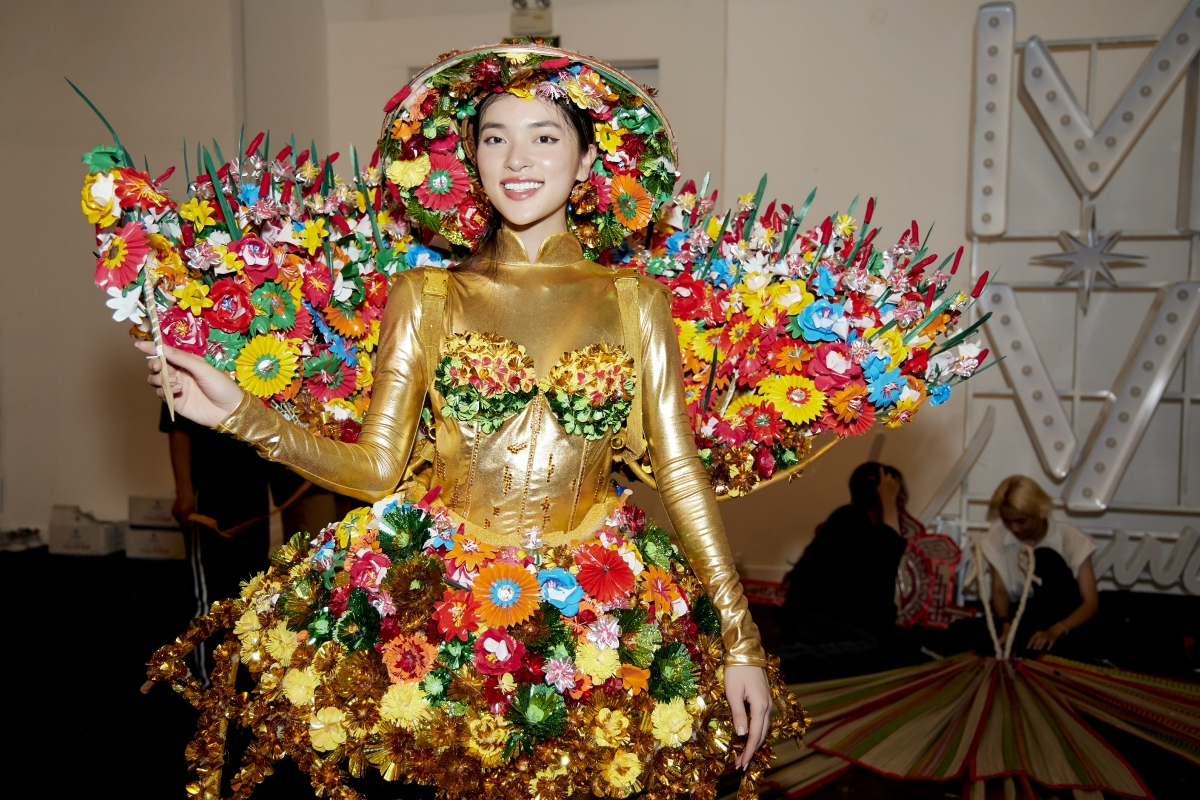 thi sinh hhhv viet nam 2022 tap luyen cho dem trinh dien trang phuc dan toc hinh anh 3