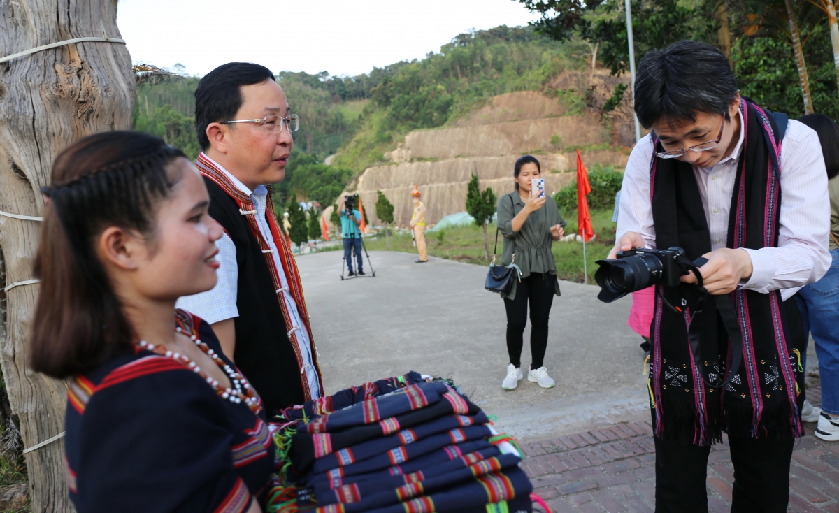 cac nha bao quoc te an tuong voi chuong trinh trai nghiem quang nam hinh anh 2