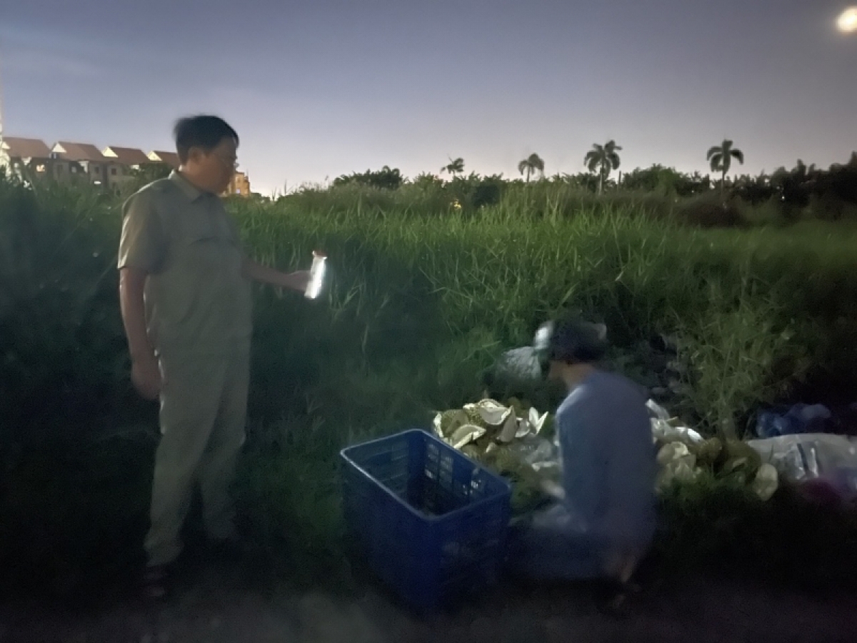 cư dân khốn khổ vì bãi rác ở trước chung cư hình ảnh 2 cu dan khon kho vi bai rac o truoc chung cu hinh anh 2
