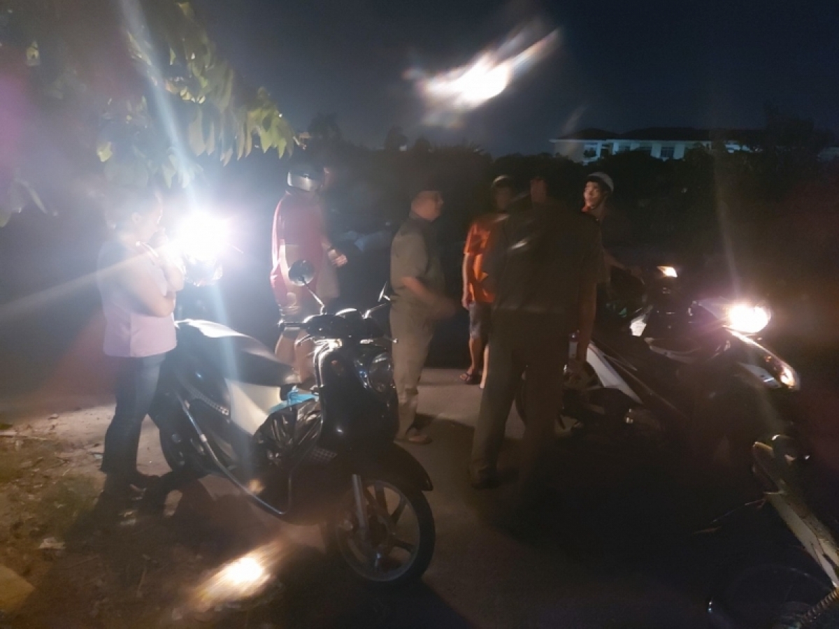 cu dan khon kho vi bai rac o truoc chung cu hinh anh 3