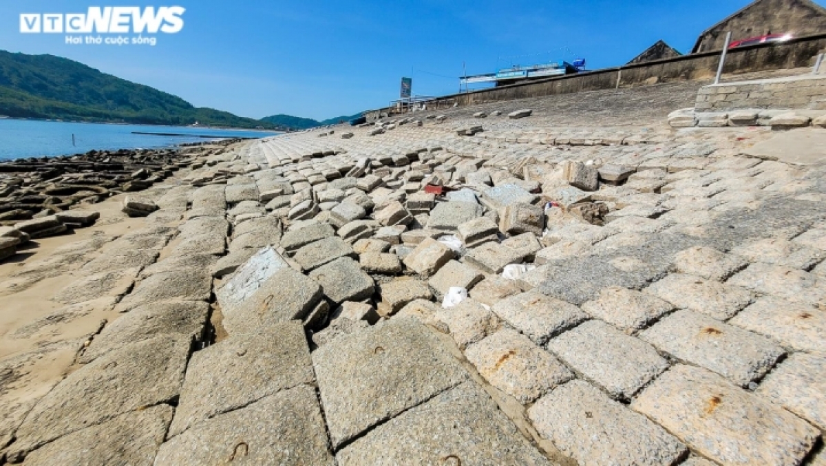 Kè biển sạt lở đe dọa đến cuộc sống của hàng ngàn hộ dân. (Ảnh: Trọng Tùng)