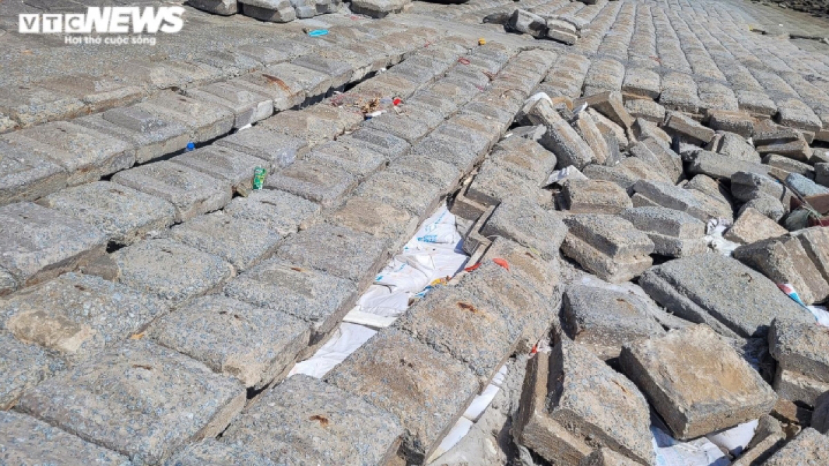 Một điểm sụt lún lớn và đang lan rộng. (Ảnh: Trọng Tùng)