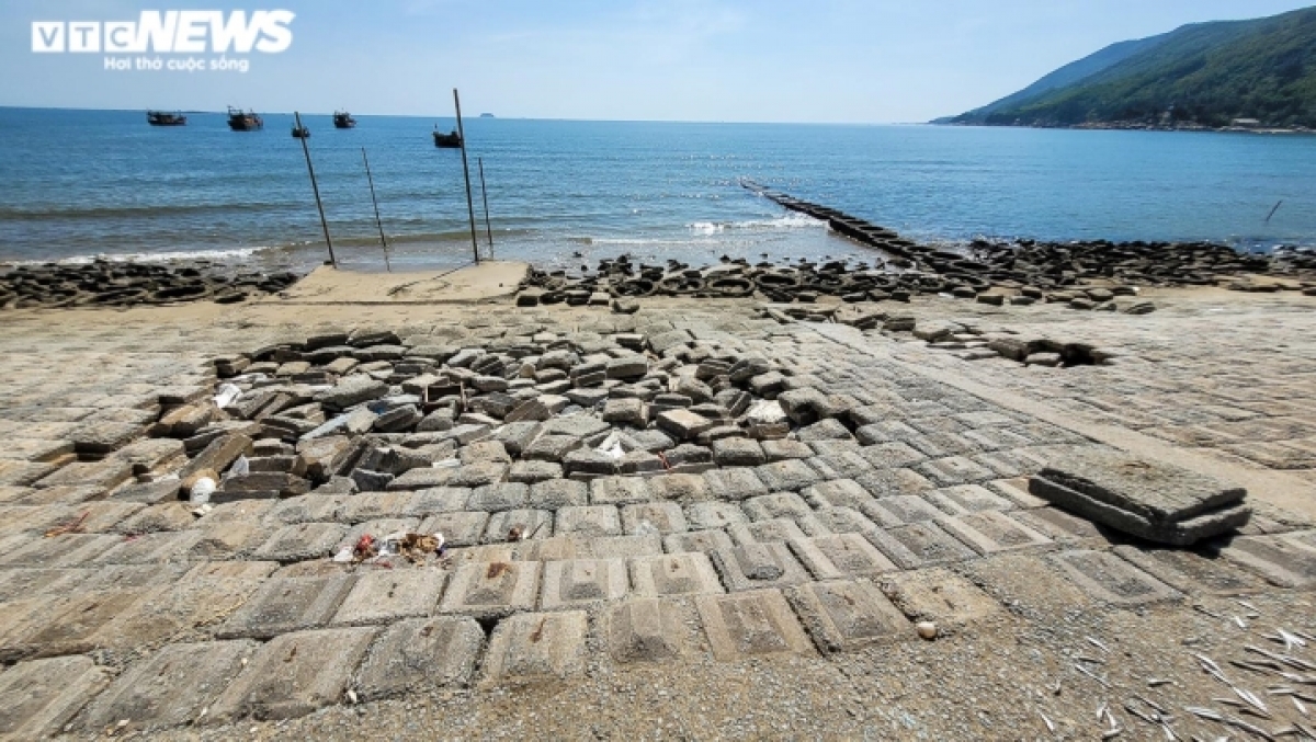 Cuối năm 2020, kè biển Cẩm Nhượng được sửa chữa, nâng cấp với số tiền 1,8 tỷ đồng. (Ảnh: Trọng Tùng)