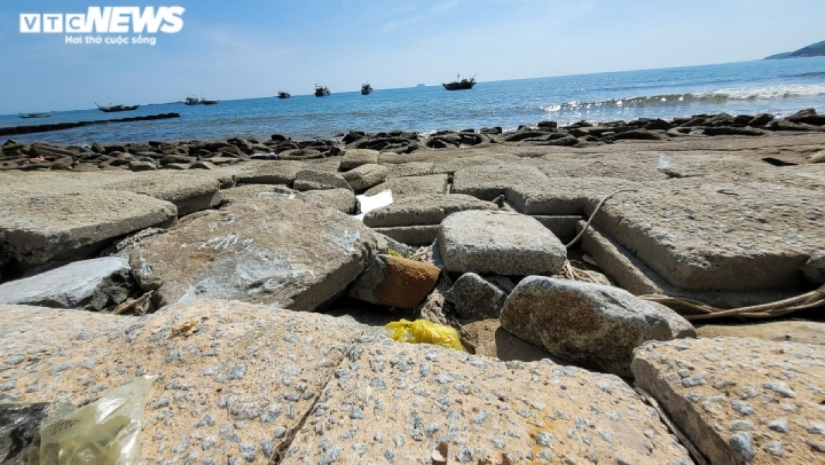 Với tình trạng hư hỏng, sụt lún như hiện nay, kè biển Cẩm Nhượng rất khó để chống chọi với mưa bão. (Ảnh: Trọng Tùng)