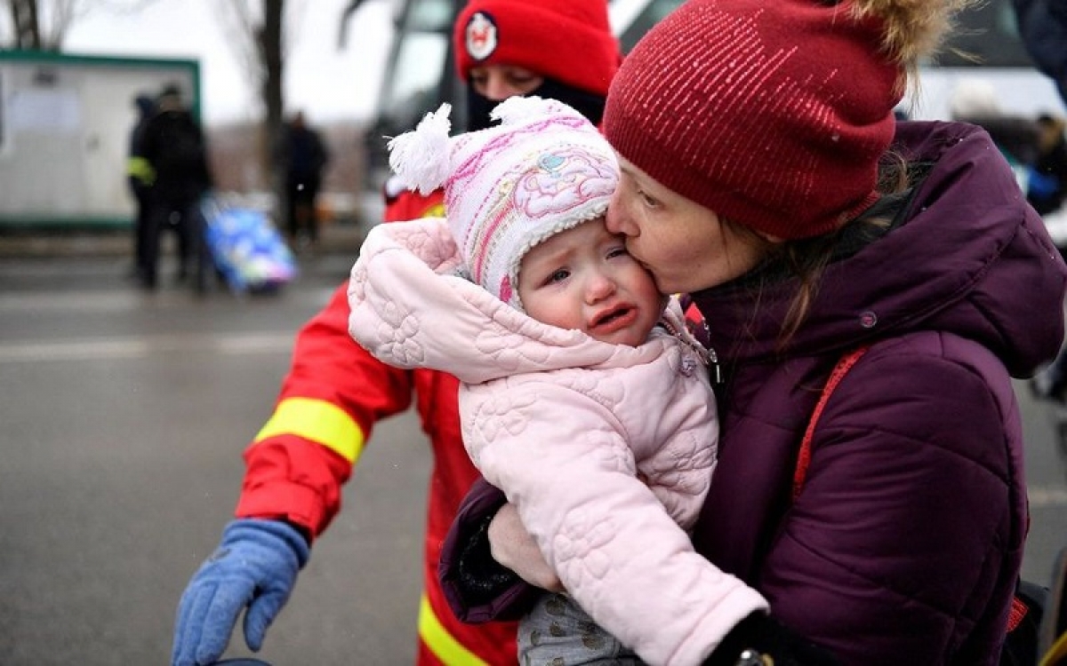 Em bé theo mẹ từ Ukraine đến Romania lánh nạn, cửa khẩu biên giới Siret, Romania, ngày 7/3/2022. Ảnh: Reuters