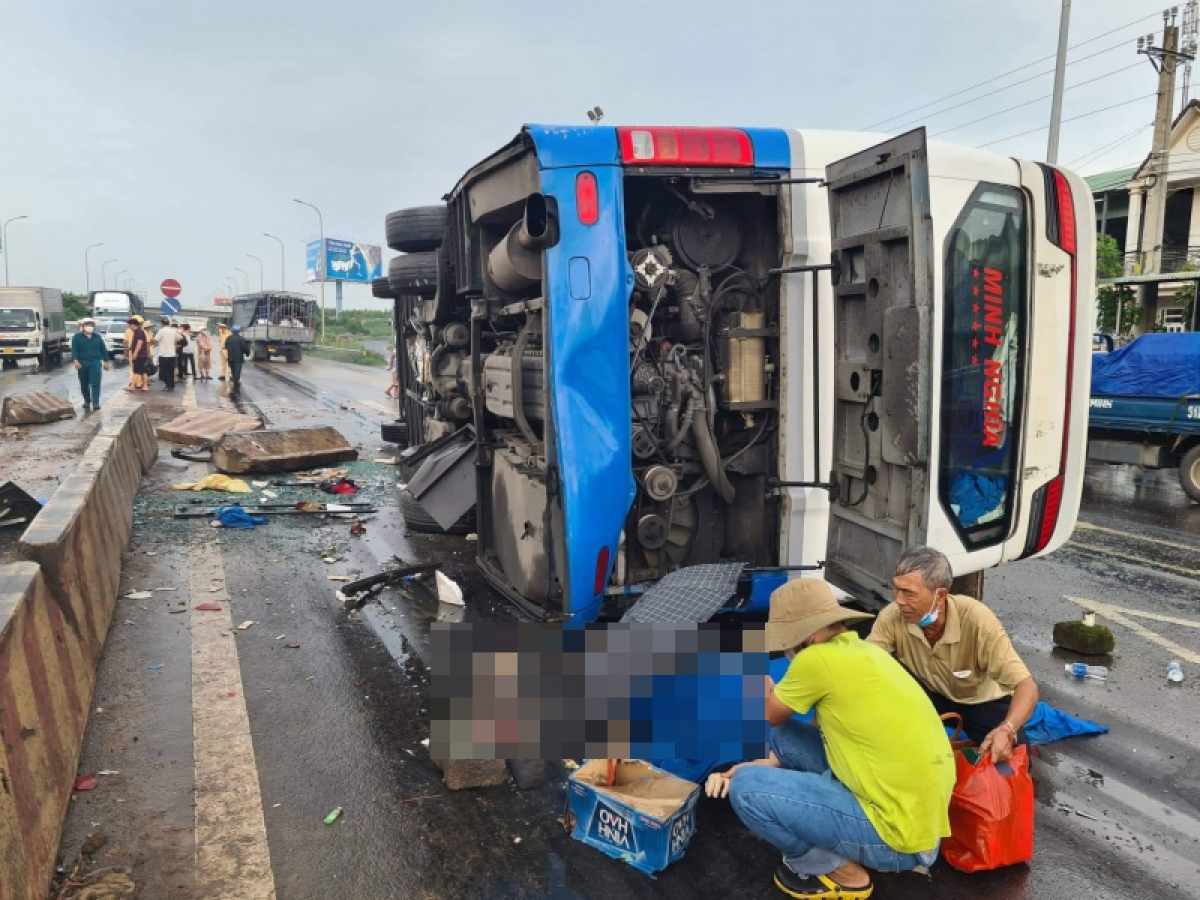 lật xe khách do tông dải phân cách tại Đồng nai khiến 1 người tử vong hình ảnh 1 lat xe khach do tong dai phan cach tai Dong nai khien 1 nguoi tu vong hinh anh 1