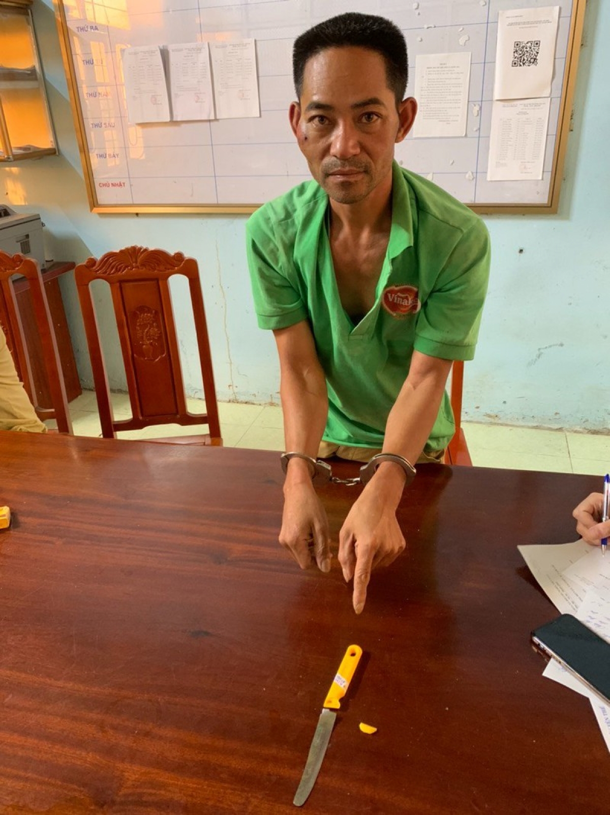 tạm giữ tài xế tông bẹp xe tuần tra rồi dùng dao đâm csgt ở bắc giang hình ảnh 1 tam giu tai xe tong bep xe tuan tra roi dung dao dam csgt o bac giang hinh anh 1