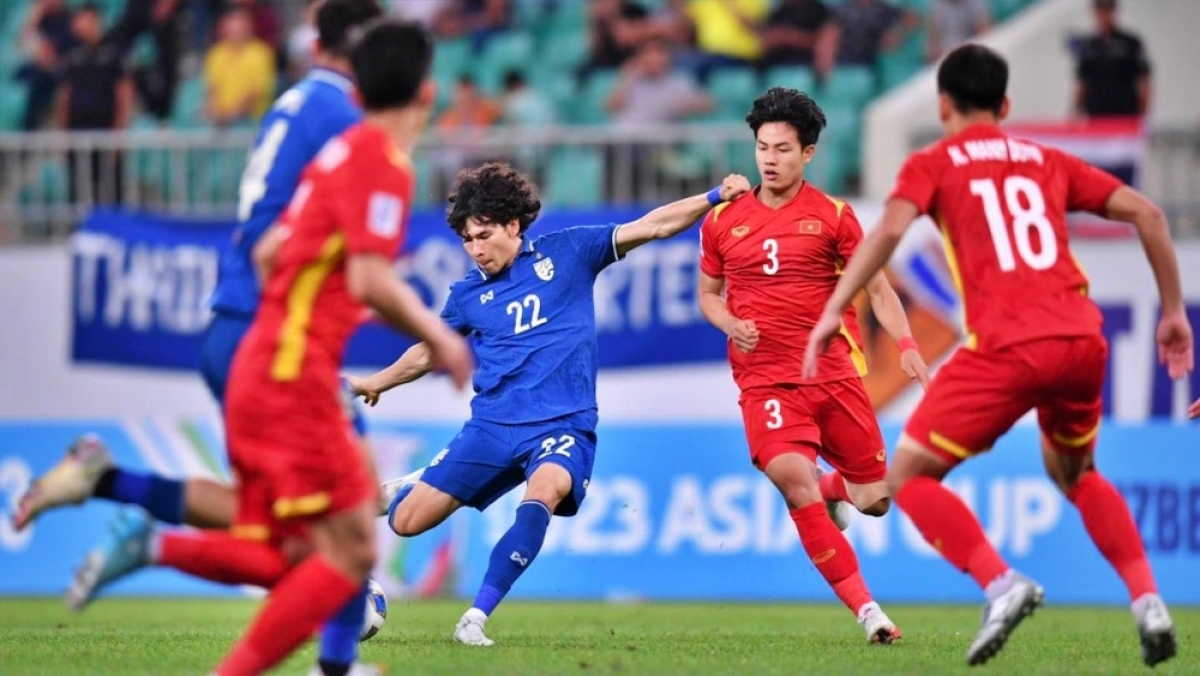 Ben Davis (số 22) vui vì ghi được bàn vào lưới U23 Việt Nam (Ảnh: Thairath).