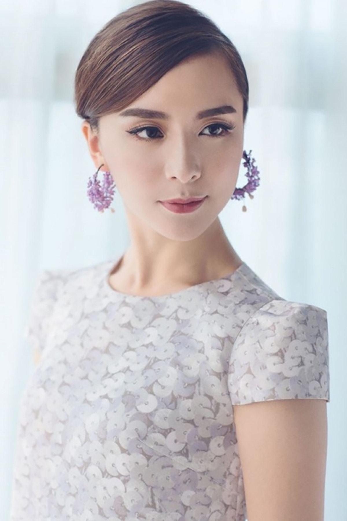 nhung hoa, a hau viet nam lun van toa sang hinh anh 8