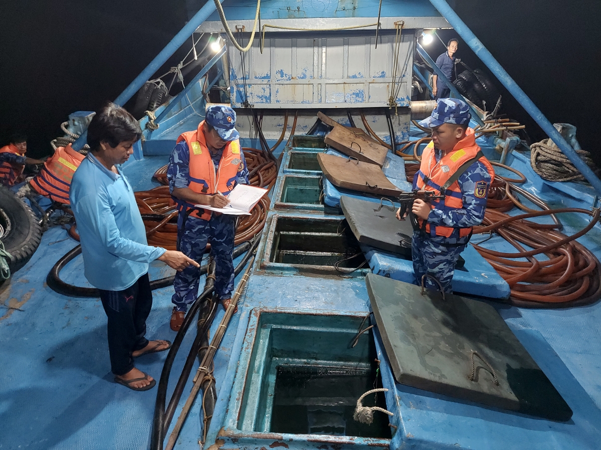 bắt tàu chở dầu trái phép với số lượng lớn trên vùng biển tây nam hình ảnh 1 bat tau cho dau trai phep voi so luong lon tren vung bien tay nam hinh anh 1
