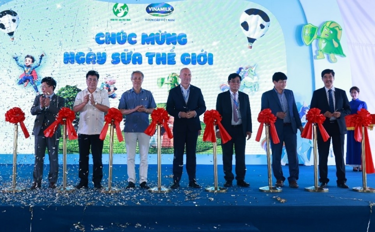 Đại diện Hiệp Hội Sữa cùng các Đại biểu chính thức khai mạc các hoạt động chào mừng Ngày sữa Thế giới 1/6.
