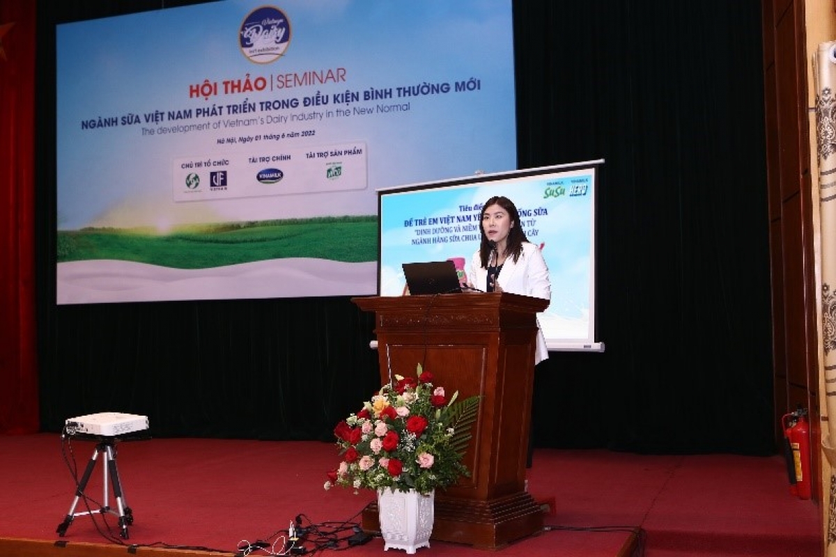 Đại diện Vinamilk – bà Lê Thị Thanh Nga trình bày chủ đề “Để trẻ em Việt Nam yêu thích uống sữa” tại hội thảo ngành Sữa ngày 1/6.