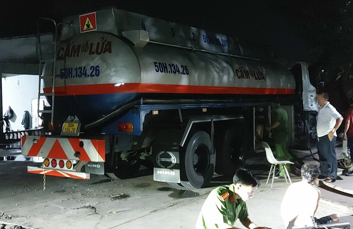 vụ xăng giả ở bà rịa-vũng tàu cảnh sát thu giữ nhiều chứng cứ quan trọng hình ảnh 1 vu xang gia o ba ria-vung tau canh sat thu giu nhieu chung cu quan trong hinh anh 1