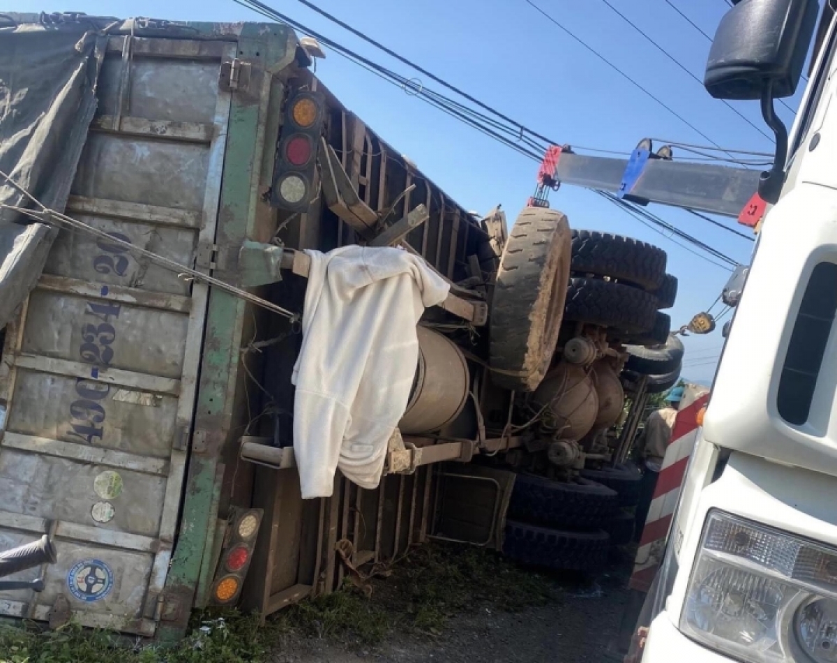 xe tải lật trên đèo phú sơn lâm Đồng , 5 người bị thương hình ảnh 1 xe tai lat tren deo phu son lam Dong , 5 nguoi bi thuong hinh anh 1