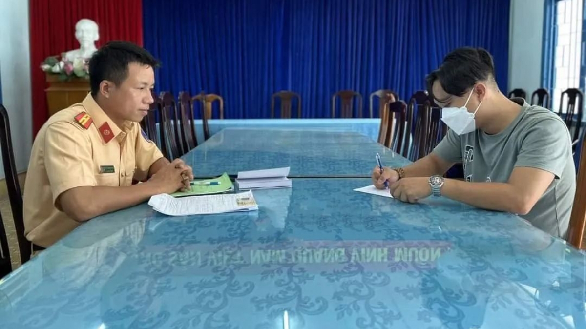 vụ tài xế hãng xe hoa mai lấn làn, hăm dọa người khác tước bằng lái 2 tháng hình ảnh 1 vu tai xe hang xe hoa mai lan lan, ham doa nguoi khac tuoc bang lai 2 thang hinh anh 1