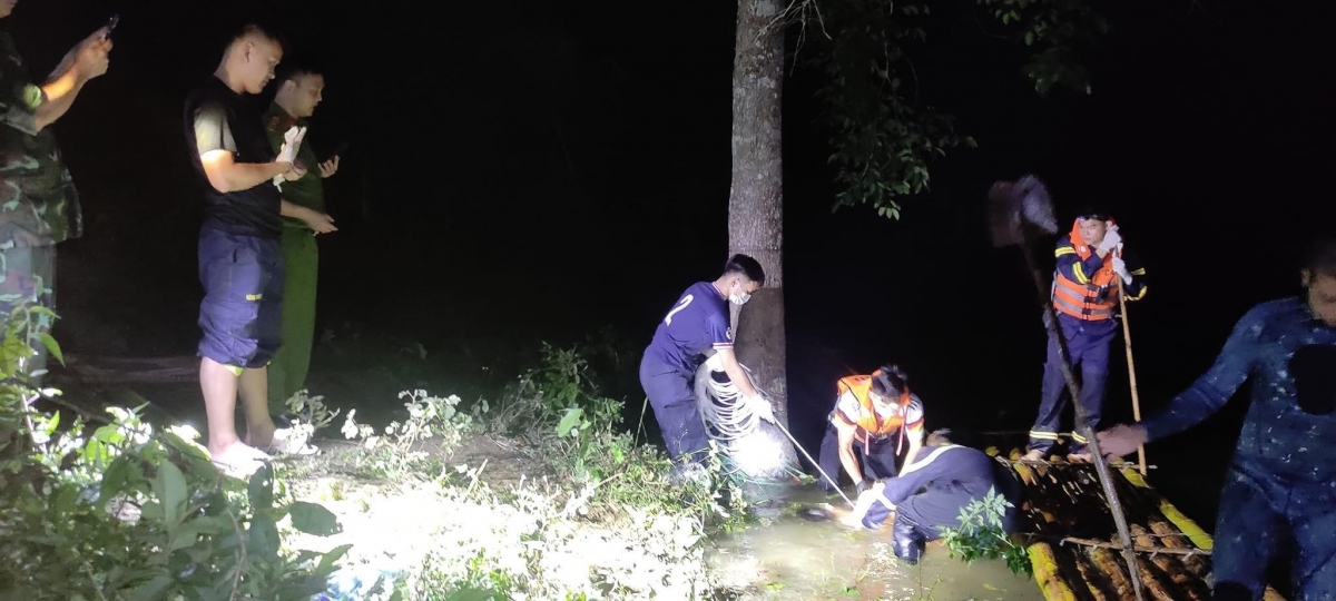 Sau nhiều giờ tìm kiếm, lực lượng cứu hộ đã tìm được thi thể nạn nhân, bàn giao cho gia đình lo hậu sự.