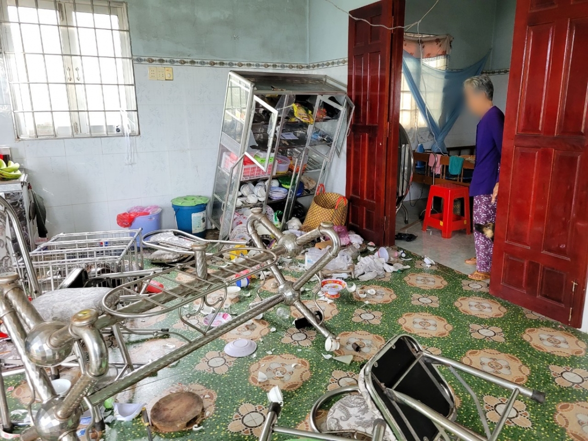 long an chỉ đạo xử lý nghiêm nhóm đối tượng đập phá nhà dân để đòi nợ hình ảnh 1 long an chi dao xu ly nghiem nhom doi tuong dap pha nha dan de doi no hinh anh 1