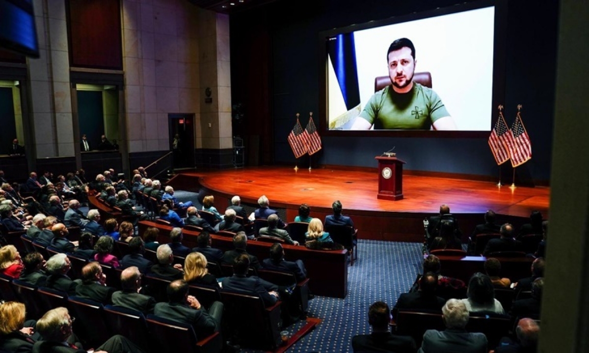 xung đột nga-ukraine lý do ông zelensky luôn xuất hiện với chiếc áo phông xanh hình ảnh 1 xung dot nga-ukraine ly do ong zelensky luon xuat hien voi chiec ao phong xanh hinh anh 1