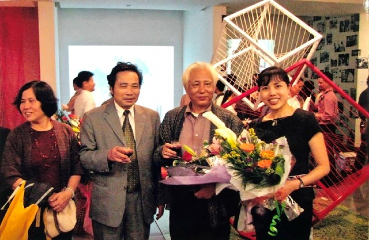 vinh biet nha bao nguyen trung Dong, tac gia kich ban san khau dong suoi trang hinh anh 2