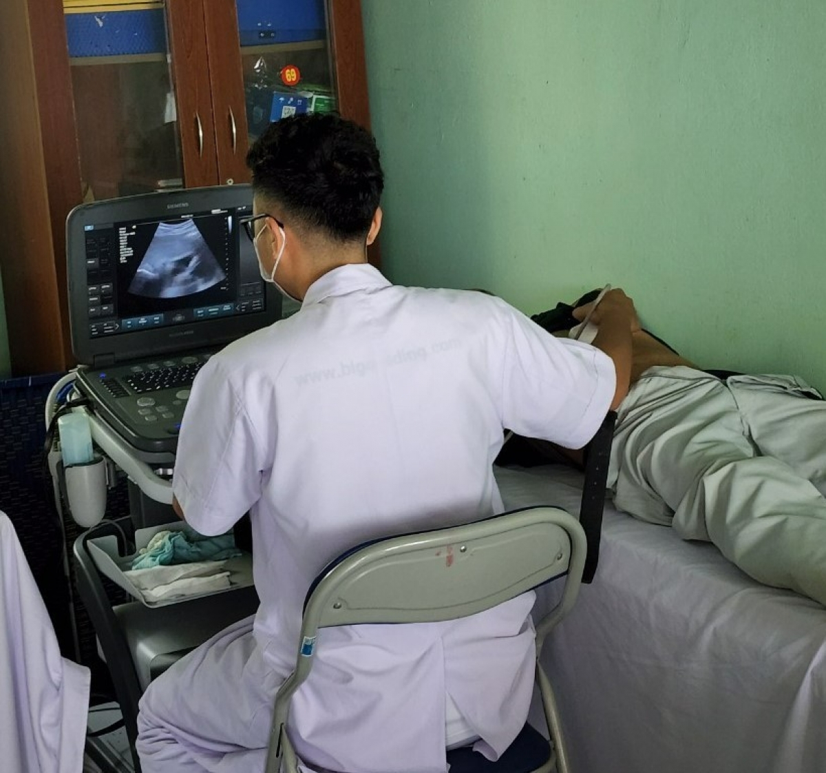 Y bác sĩ của đoàn siêu âm cho người dân đến khám bệnh