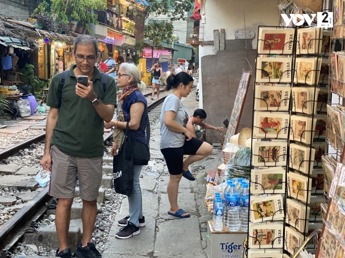 tai dien ca phe duong tau, bat chap nguy hiem du khach vo tu check-in hinh anh 11