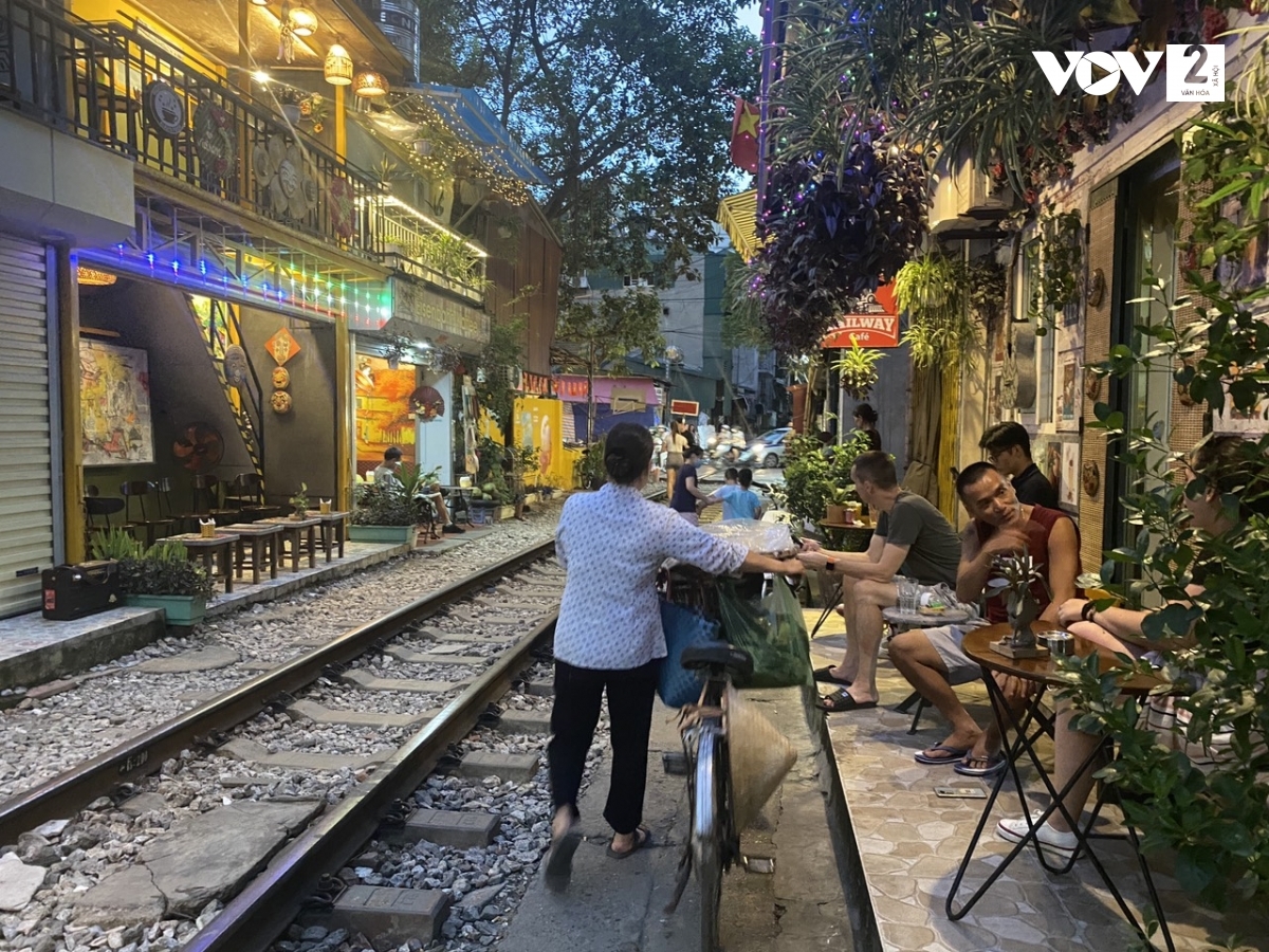 tai dien ca phe duong tau, bat chap nguy hiem du khach vo tu check-in hinh anh 13