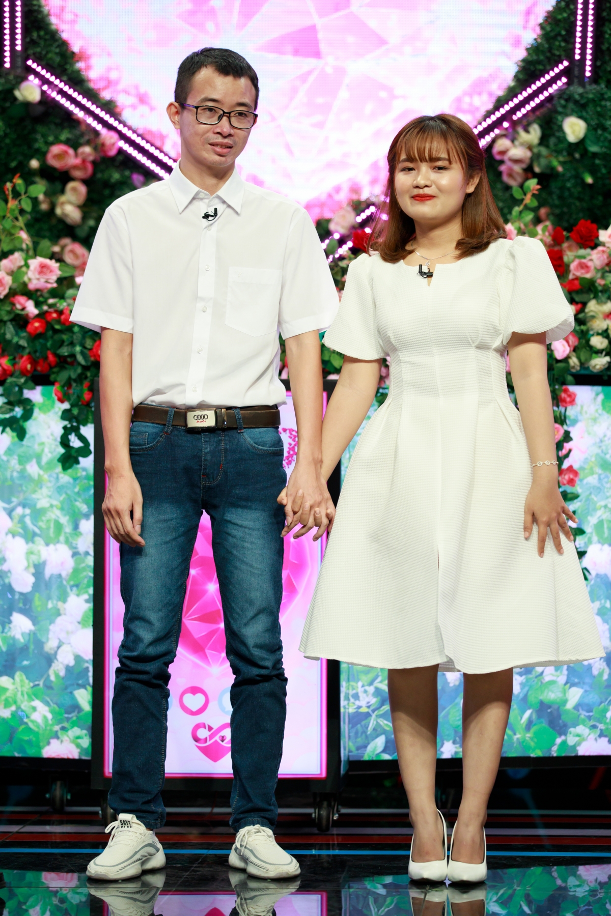 chang trai di hen ho om bo hoa tien mat tang co gai xinh dep hinh anh 3
