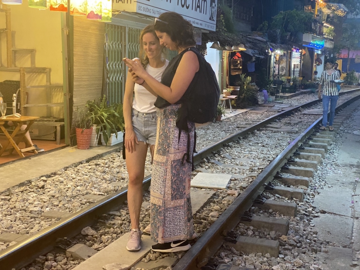 tai dien ca phe duong tau, bat chap nguy hiem du khach vo tu check-in hinh anh 14