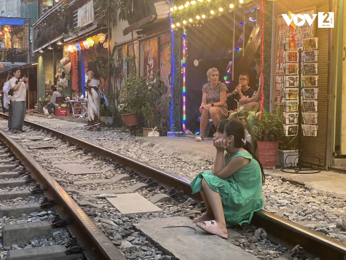 tai dien ca phe duong tau, bat chap nguy hiem du khach vo tu check-in hinh anh 16