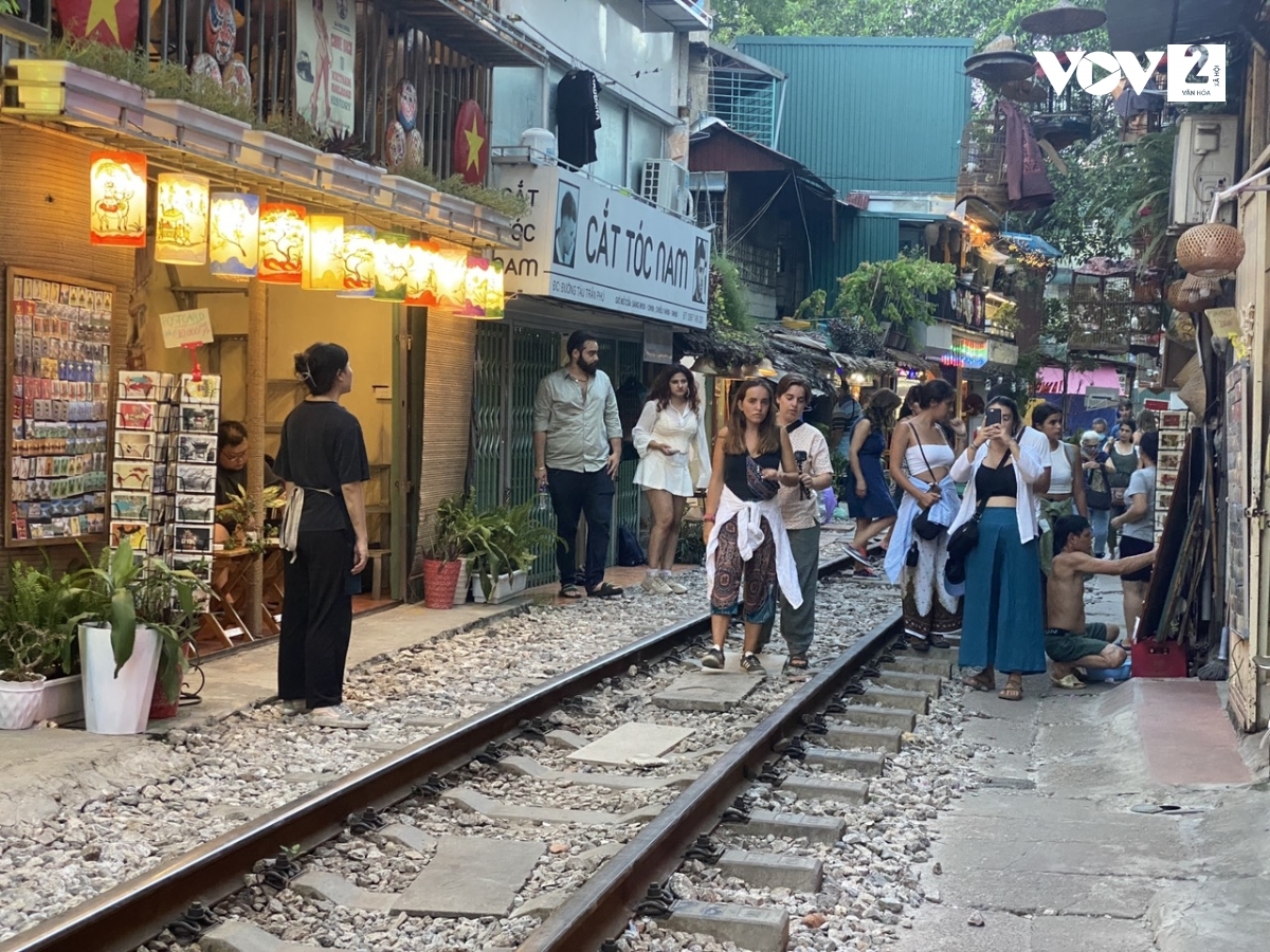 tai dien ca phe duong tau, bat chap nguy hiem du khach vo tu check-in hinh anh 1