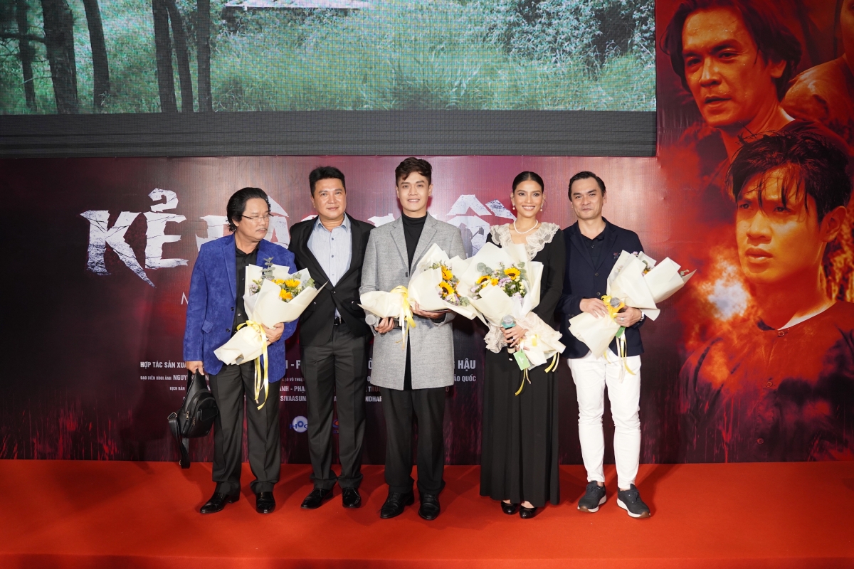 truong thi may xinh dep tren tham do ra mat phim ke dao mo hinh anh 4