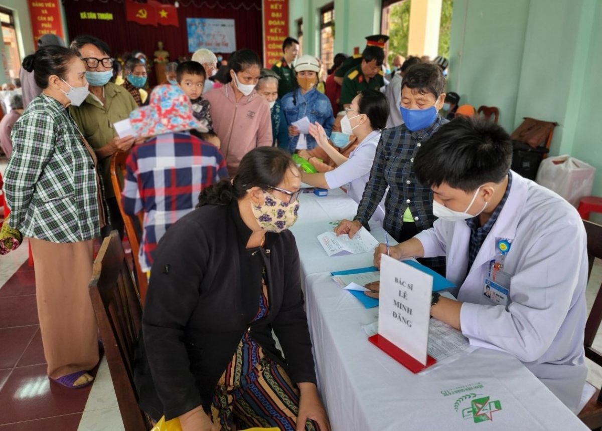 novagroup va benh vien quan y 175 to chuc kham benh, phat thuoc tai binh thuan hinh anh 2