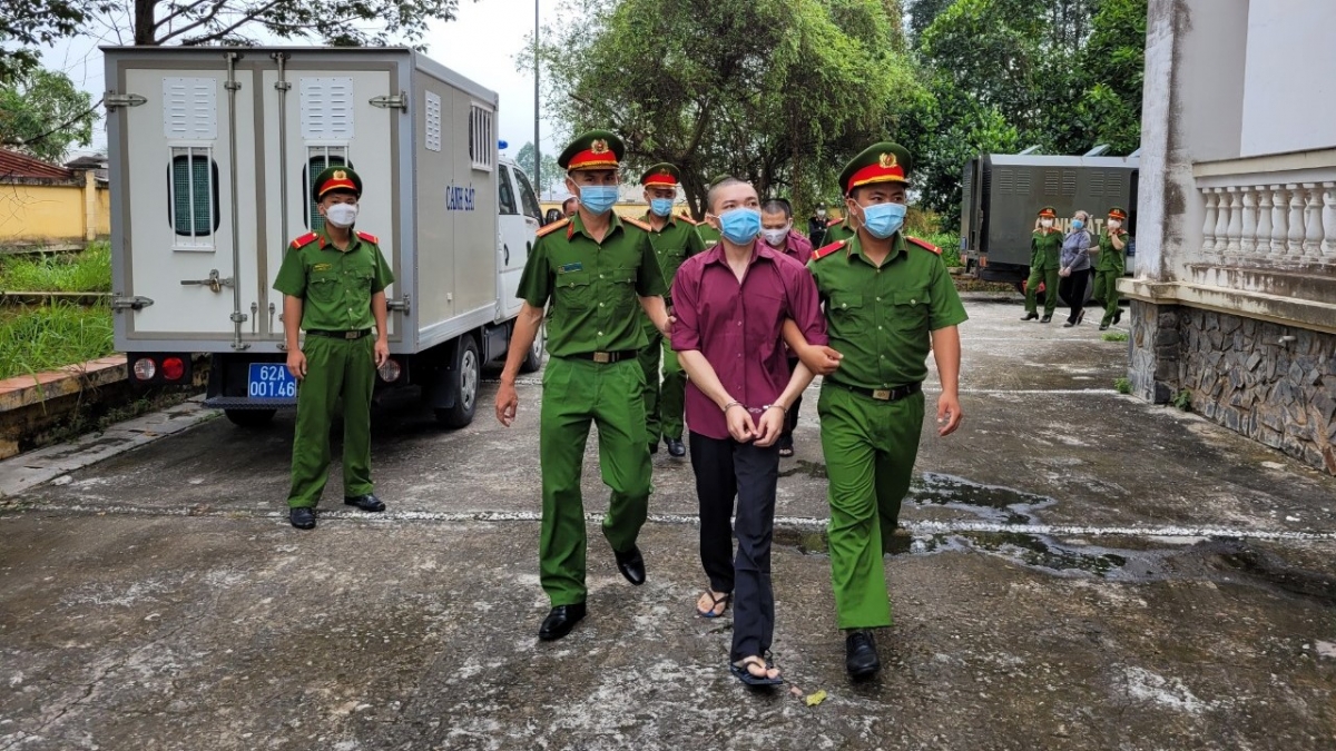bi cao le tung van duoc diu vao toa vu tinh that bong lai hinh anh 2
