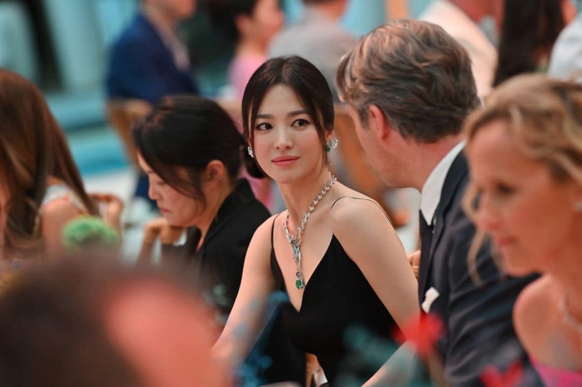 song hye kyo toa sang tua nu than tai su kien thoi trang o phap hinh anh 2