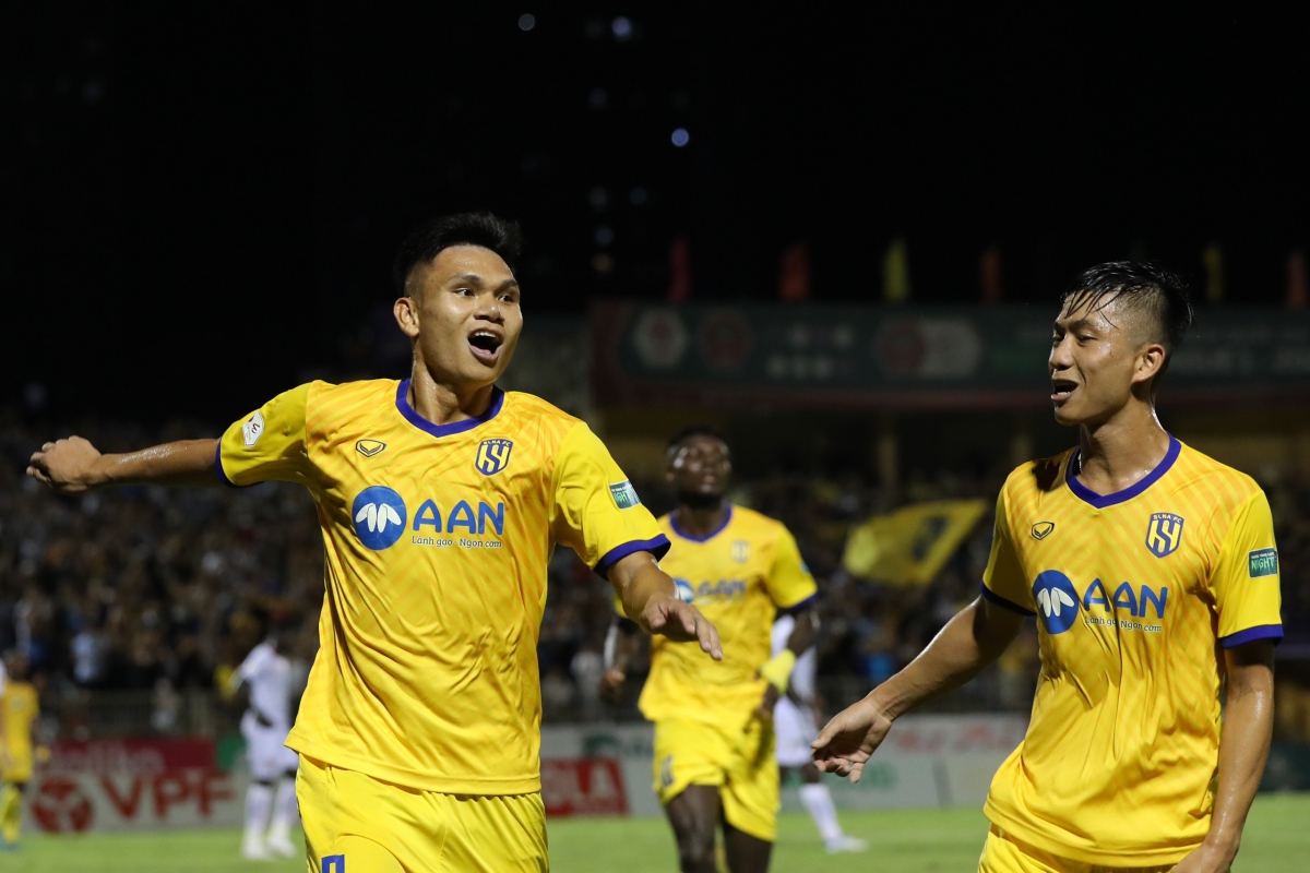 sau vong 9 v-league 2022 hagl dua vo dich voi ha noi fc va slna hinh anh 1