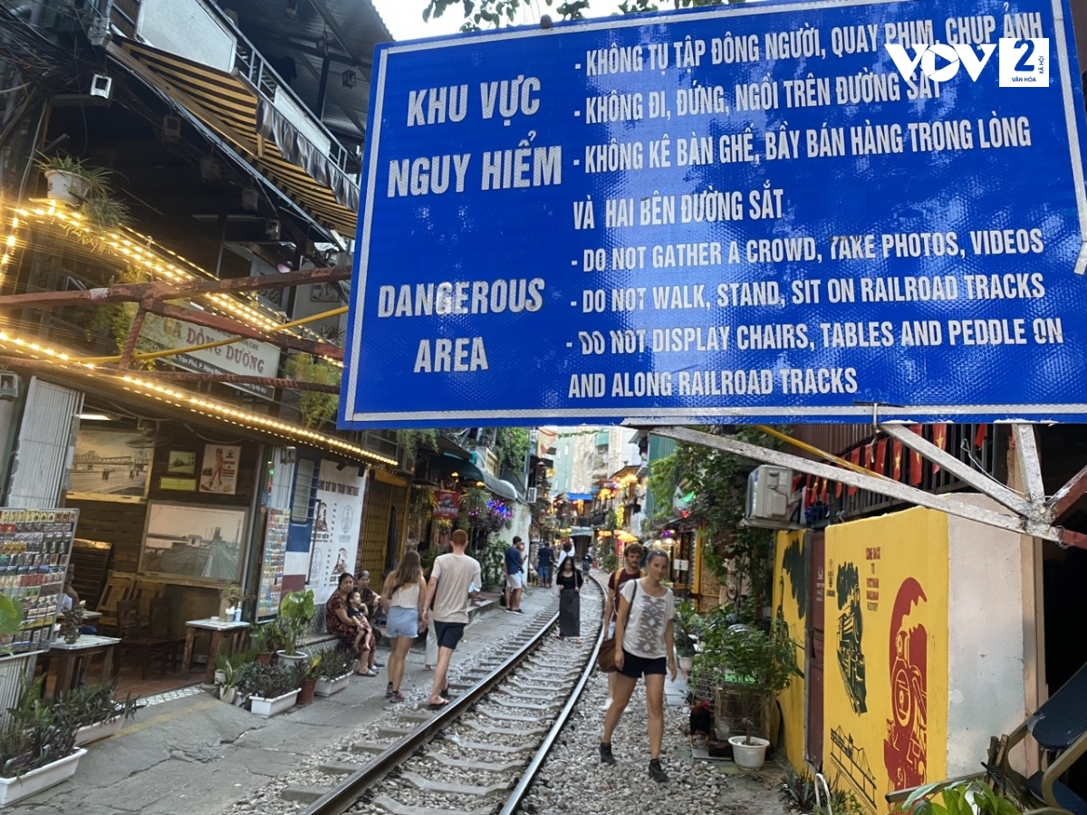 tai dien ca phe duong tau, bat chap nguy hiem du khach vo tu check-in hinh anh 3