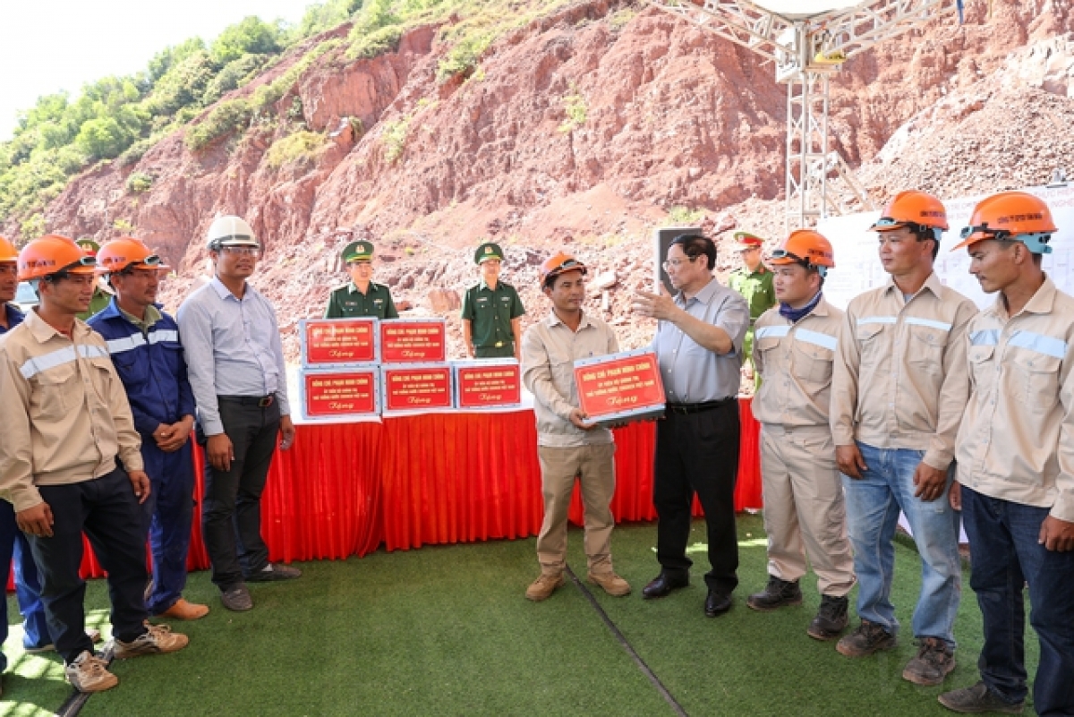 thu tuong khai thac san bay vinh luong dung ca dan su va quan su hinh anh 4
