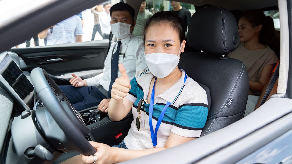hang nghin khach xep hang de lai thu vf 8, tranh thu chot coc som hinh anh 2