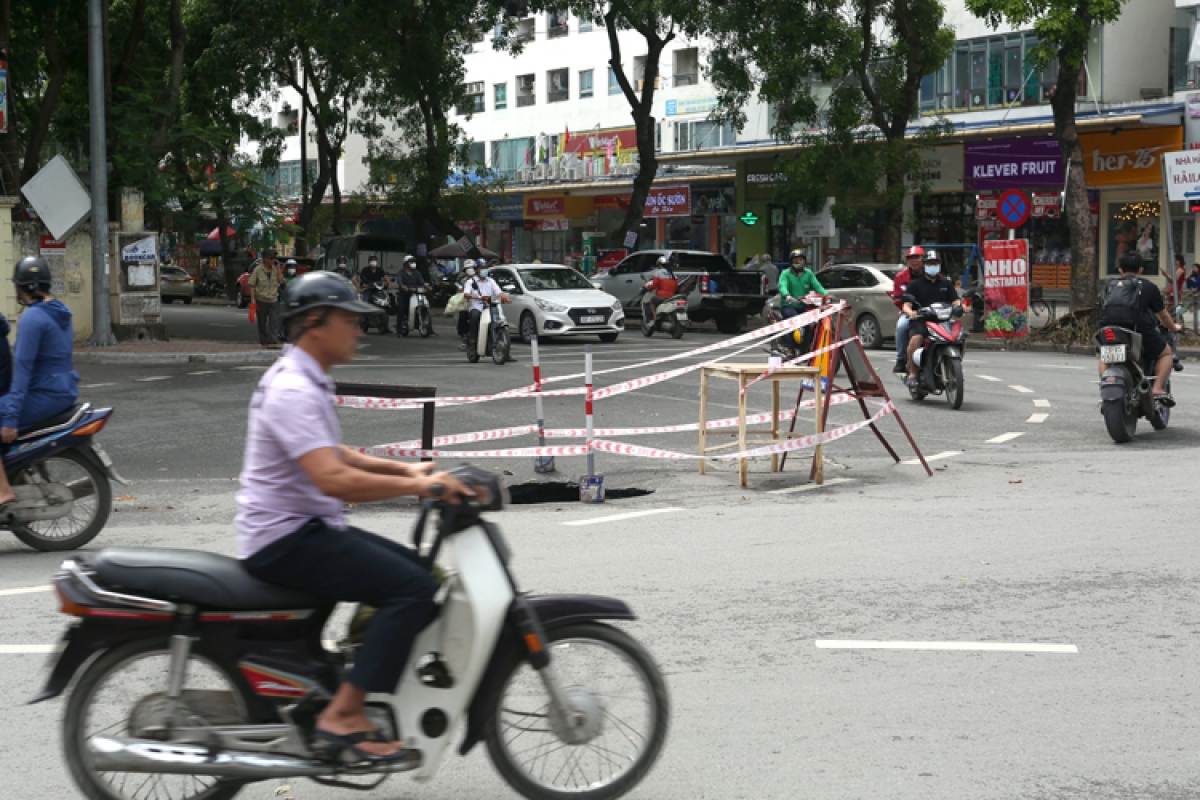 hà nội xuất hiện hố tử thần trên đường nguyễn hữu thọ hình ảnh 1 ha noi xuat hien ho tu than tren duong nguyen huu tho hinh anh 1