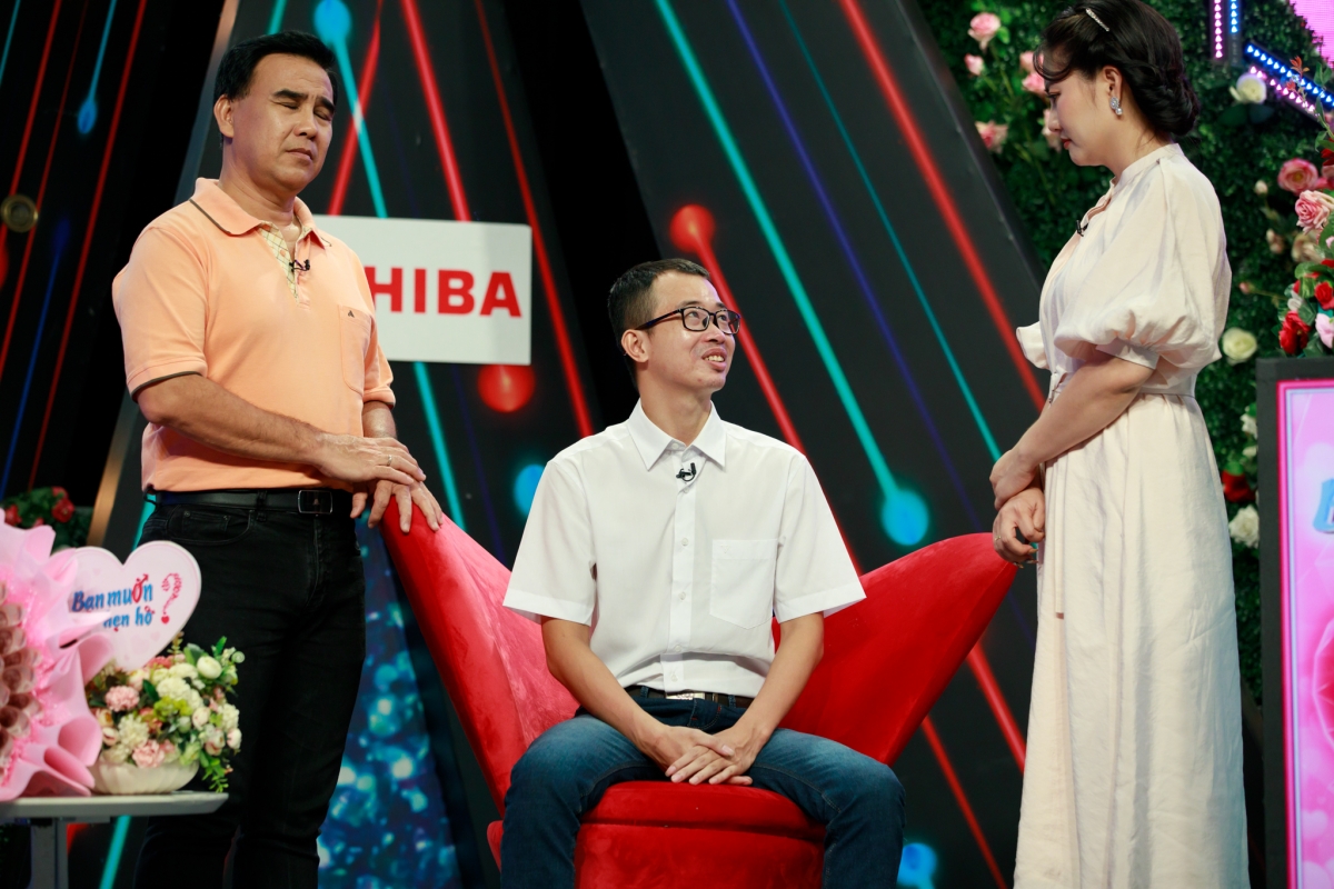 chàng trai đi hẹn hò ôm bó hoa tiền mặt tặng cô gái xinh đẹp hình ảnh 1 chang trai di hen ho om bo hoa tien mat tang co gai xinh dep hinh anh 1