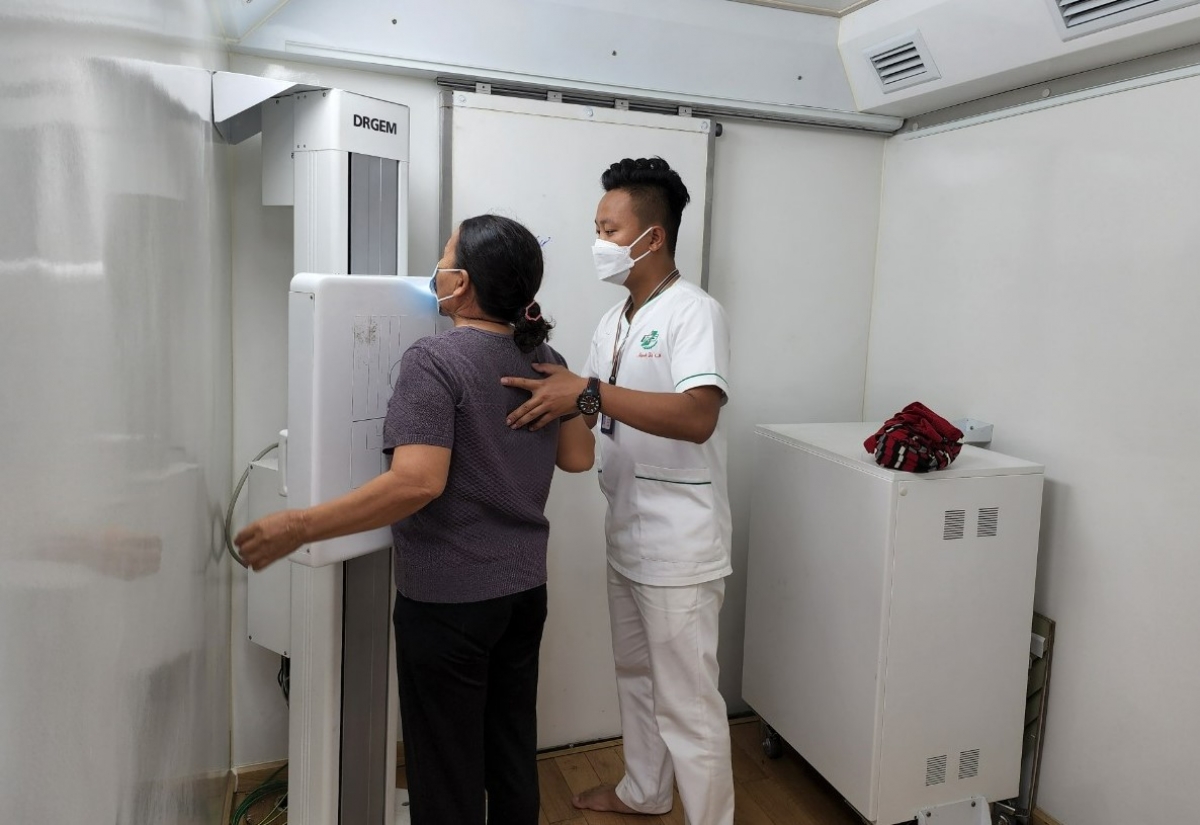 Các thiết bị y tế kỹ thuật cao được chuyển tới để phục vụ khám chữa bệnh cho bà con