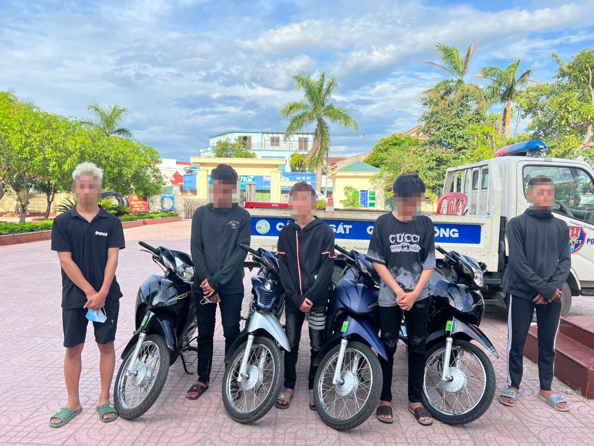 nhom quai xe 2k boc dau bieu dien tren quoc lo de quay clip hinh anh 2